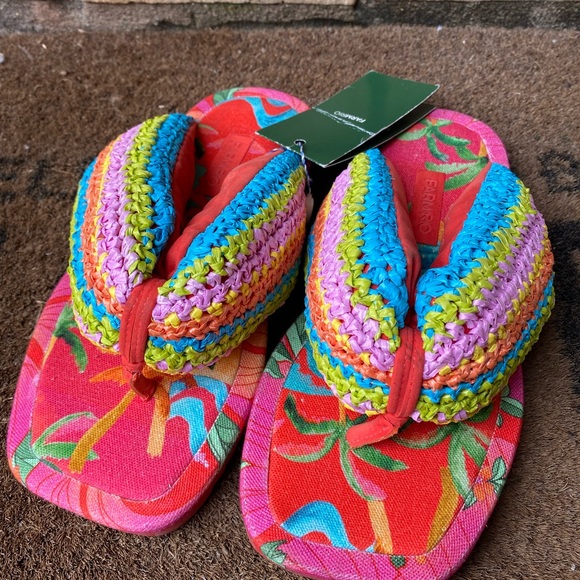 FARM Rio NWT Multicolor Toucans Puffy Flip Flops Crochet Sandals Women’s Sz US 7 - Picture 2 of 10